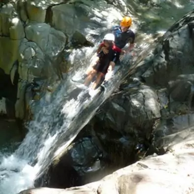 Glissade dans les toboggans naturels